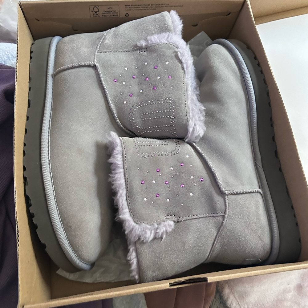 Uggs - Picture 2 of 6